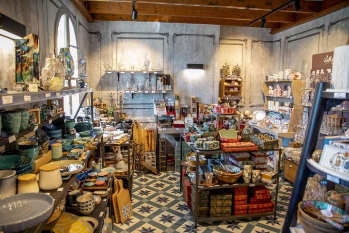 Notre boutique de cadeaux vous propose des articles variés.