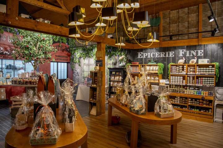 Nous vous accueillons avec le sourire dans notre épicerie fine.