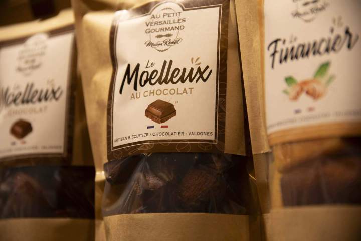 Nous fabriquons et vendons des biscuits et des chocolats artisanaux.